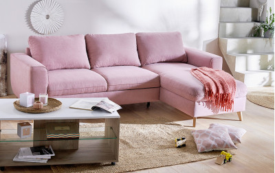 Comment disposer un plaid sur un canapé en 6 idées
